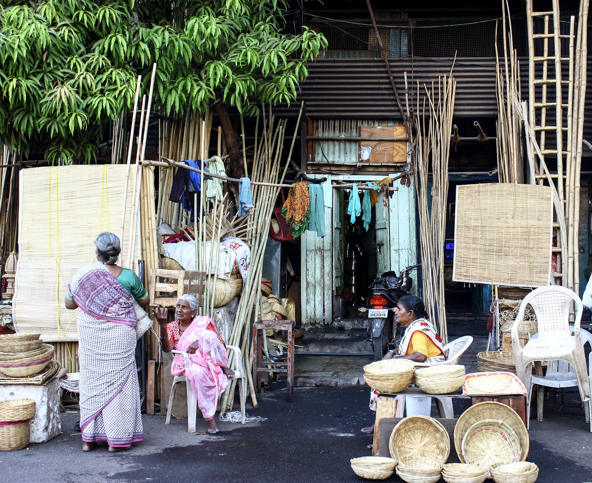 The women of Burud Ali. The cane market of Pune